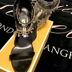 Black pumps for for an elegant evening.